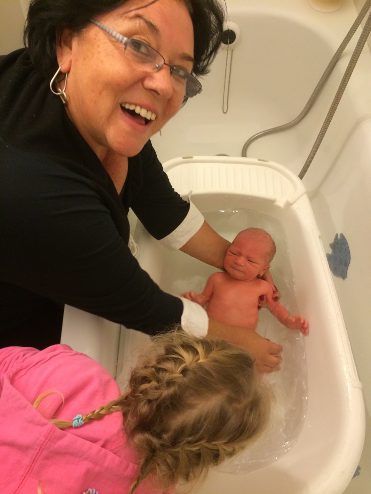 מקלחת ראשונה עם סבתא אתי